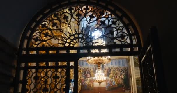 Frescos e iconostasis - Las vistas dentro de la Gran Iglesia de la Asunción de la Santísima Virgen María de Kiev Pechersk Lavra en Kiev, Ucrania . — Vídeos de Stock