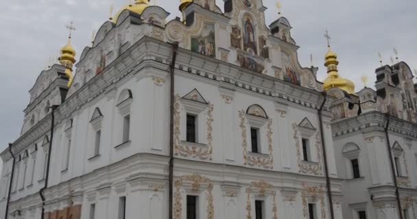 Вид на великій церкві Успіння Пресвятої Богородиці в Києво-Печерська лавра в Києві. — стокове відео