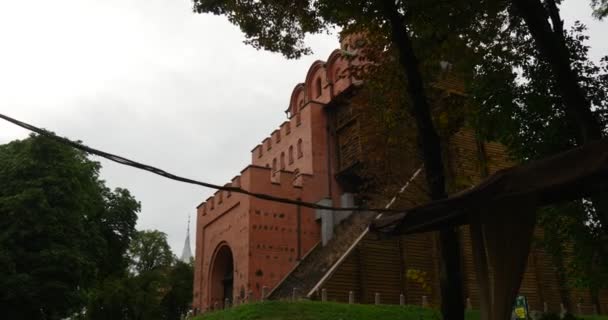 Distant view on Kyiv Golden Gate ("Zoloti Vorota""), The Reconstruction of the gate built for Yaroslav the Wise. - Kyiv, Ukraine. — Stock Video