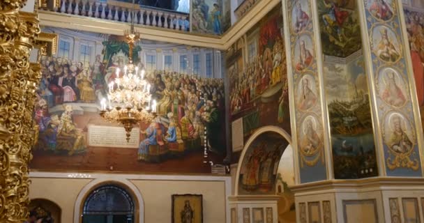 Das große patriarchalische Konzil - die Ansichten in der großen Kirche über die Himmelfahrt der seligen Jungfrau Maria von Kiev pechersk lavra in Kiev, Ukraine — Stockvideo