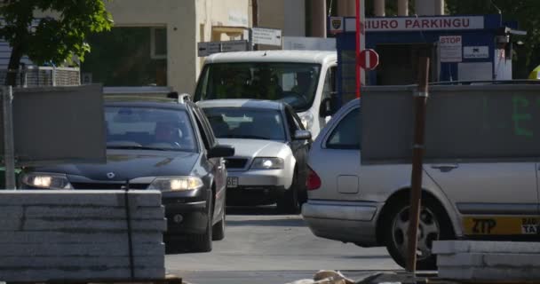 Taxis de coches salen del estacionamiento Siluetas de conductores Inscripción en Polonia Idioma Red Barrera Puerta Arriba Los autobuses blancos salen soleados Polonia Opole — Vídeos de Stock