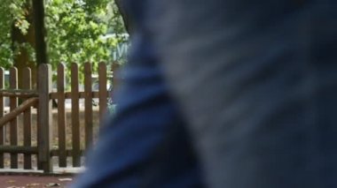 Kız Dönen Atlıkarınca Oyuncak Pembe Tilda Tavşan Turuncu T-Shirt Uzun Adil Saçlar ile Carousel Little Girl üzerinde Oyun Alanı Oynuyor