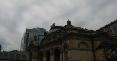Kiev Şehir Merkezi Kiev City Center Kiev Ukrayna Ulusal Opera bulutlu gökyüzü ön planda Kiev Opera Binası Kiev