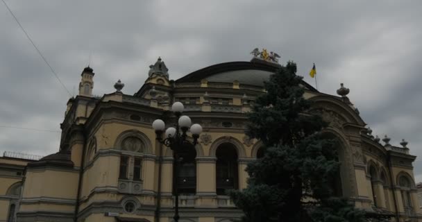 Kiev Opera en el frente del edificio del teatro del cielo nublado en Kiev Centro de la ciudad Ópera Nacional de Ucrania en Kiev — Vídeos de Stock