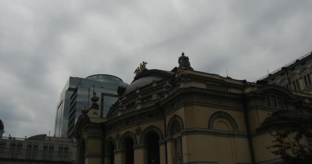 Edificio de la Ópera de Kiev en primer plano del cielo nublado en el Centro de la ciudad de Kiev Ópera Nacional de Ucrania en Kiev — Vídeo de stock