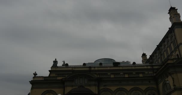 Opera Roof And memorial to Lysenko on foreground ot the cloudy sky Kyiv Opera Theatre Building in Kiev City Center National Opera of Ukraine in Kyiv — Stock Video