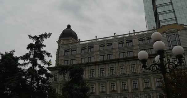 A cúpula do edifício perto de Kyiv Opera Theatre Building no centro da cidade de Kiev Ópera Nacional da Ucrânia em Kiev — Vídeo de Stock