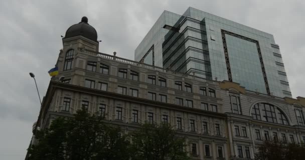 Modern vs klassisch in der Nähe von kyiv Opernhaus Gebäude in kiev Stadtzentrum nationale Oper der Ukraine in kyiv — Stockvideo