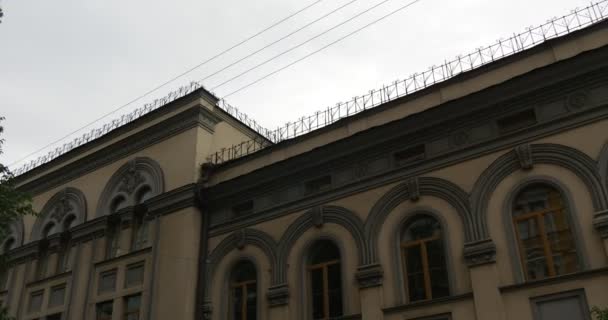 View from the corner of the streer on Kyiv Opera Theatre Building in Kiev City Center National Opera of Ukraine in Kyiv — Stock Video