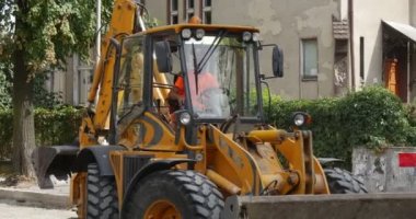 İnsanlar yol işaretleri güvenlik çit işçiler yürüyüş iş giysisi sokak yol onarım binalar Cars dönüm hareketli sarı Ekskavatör kabinde sürücü