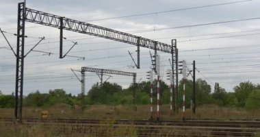 Demiryolu Raylar Rails Demiryolu İletişim Ağı Elektrik Telleri Lamba Mesajlar Giriş Işıklar Yeşil Ağaçlar Bulutlu Sonbahar Günü Opole Polonya Destekler