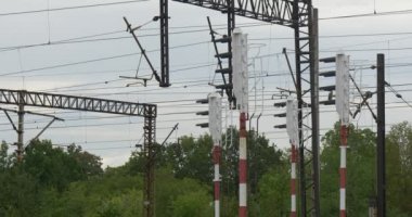 Demiryolu İletişim Ağı Elektrik Telleri Lamba Mesajlar Giriş Işıklar Close View Yeşil Ağaçlar Bulutlu Sonbahar Günü Opole Polonya Destekler
