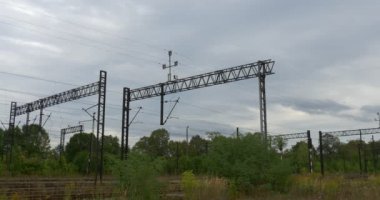 Demiryolu İletişim Ağı Elektrik Telleri Demiryolu Rayları Yeşil Ağaçlar Çalılar Çim Gri Gökyüzü Bulutlu Sonbahar Günü Opole Polonya Destekler