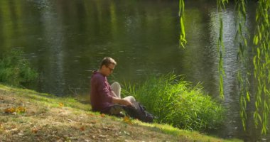 Gözlük Man River Bank Comes Comes Its Laptop Freelance Programcı Copywriter Tasarımcı Accauntant Yeşil Taze Bitkiler Çalışmaya Başlar Takes
