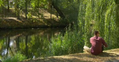 Sırt Çantası ile Gözlük Man River Bank Comes Its Laptop Freelance Programcı Copywriter Tasarımcı Accauntant ile Çalışan Laptop Takes