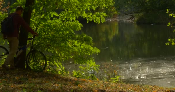 Férfi hátizsák jött Lake kerékpárral vette le a hátizsák szabadúszó programozó tervező Copywriter könyvelő vette laptop dolgozó laptop — Stock videók