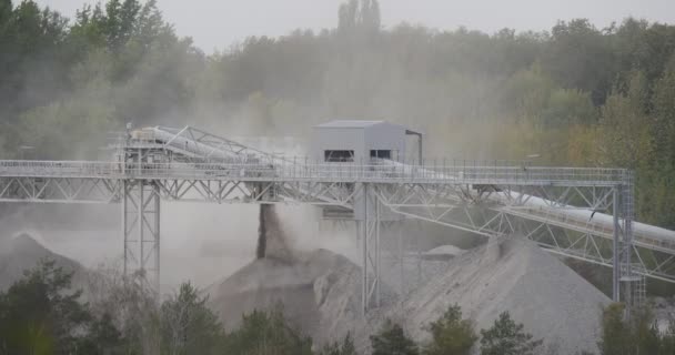시멘트는 녹색 나무 흐린 날 오폴 폴란드 야외 중 시멘트 공장 생태 환경 오염 폐기물 힙 공장의 스트레위드 튜브입니다 — 비디오