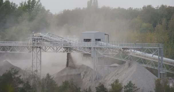 El cemento está esparcido Tubos de fábrica de cemento Ecología Contaminación ambiental Montones de residuos Fábrica entre árboles verdes Día nublado Opole Polonia Al aire libre — Vídeos de Stock