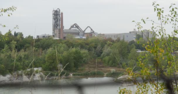 Budovy cementárny zelený větvičky cementu Factory ekologie znečištění životní prostředí výroba hromad mezi zelenými stromy Opolský Polsko — Stock video