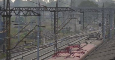 Kırmızı Elektrik Tren Mavi Yük Tren Demiryolu Rayları Ve İletişim Ağı Trafik Işıkları Yağmurlu Sonbahar Günü Sis Opole Polonya