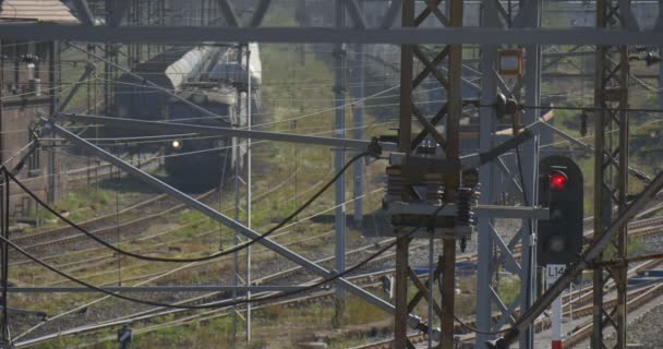 Locomotora eléctrica se mueve lentamente en la vía férrea Trenes de mercancías Redes de contacto de ferrocarriles Semáforos Nublado Día de otoño Niebla Opole Polonia — Vídeos de Stock