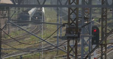 Demiryolu İletişim Ağı Trenler Demiryolu Rayları Semaphore Demiryolu Rayları Bina Kuşlar Demiryolu Bulutlu Sonbahar Günü Sis Opole Üzerinde Fly On Stand