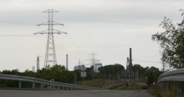 Demiryolu Demiryolu Elektrik İstasyonu Fabrikası Fabrika Tren Yüksek Gerilim Towers Teller Elektrik İstasyonu Çimento Fabrikası Çevre Kirliliği Hareket ediyor