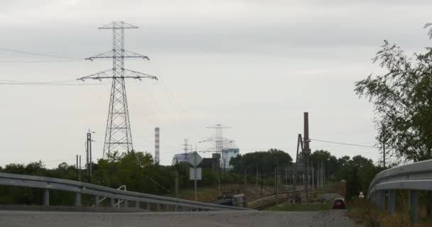 Droga kolej do Electric Station fabryka fabryki pociąg porusza się wysokie napięcie wieże przewody Electric Station cement Factory zanieczyszczenie środowiska — Wideo stockowe