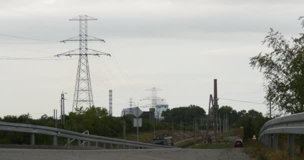 Road Railroad az elektromos állomás Plant Factory vonat mozgó nagyfeszültségű tornyok vezetékek elektromos állomás cement Factory környezetszennyezés — Stock videók