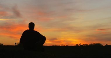 Man Ground Man's Siluet Laptop Freelance Programcı Tasarımcı Freelance Copywriter Muhasebeci İnsanlar Sunset Yürüyüş ile Çalışan Oturuyor