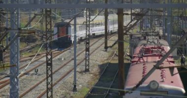 Demiryolu demiryolu işçileri yolcu treni, kişidir terk tren tren çatı demiryolu kavşak tren istasyonu bağlantı Towers kablosunu ayakta olduğunu