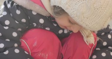 Küçük Blonde Girl Pembe Pantolon Tilt Down Feet Polka Dots Girl Jucket Içinde Şapka Kız Plastik Kova Kız içine Onu Renkli Tebeşir toplama