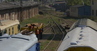 Turuncu İş Giyim Üç İşçi Erkekler Lokomotif Trenler Wagons Demiryolu Demiryolu İstasyonu Demiryolu Kavşağı Demiryolu Trafik Işıkları Tırmanma vardır