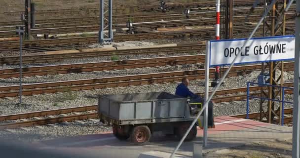 Homem trabalhador está dirigindo o vagão pequeno caminhão carro condução afastado trens vagões ferrovia estação ferroviária ferrovia junção ferrovia semáforos — Vídeo de Stock