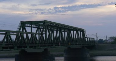 Rairoad Köprüsü İki Banks City Akşam Alacakaranlık Sonbahar Yaz Arasında Nehir Üzerinde Metal Yapılar Köprüsü ile Destekler Köprüsü