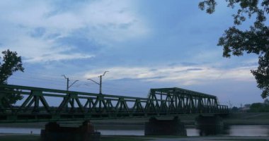 İnsanlar Nehir Üzerinde Metal Yapılar Köprüsü ile Destekler Köprüsü Üzerinde Rairoad Köprüsü Altında Park Bisiklet Sürme Yol Tarafından Yürüyor