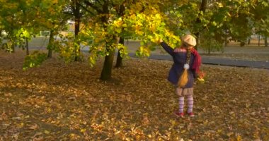 Bere Adil Örgü Kız Ile Küçük Kız Ağaç doğru Park tarafından Yürüyüş Yaprak Buket Talking bakarak Yaprak Bir Buket Yapma Aldı