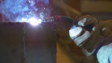 Kaynak metal kaynak Makinası. Sıçramış, eldiven erime metal demir inşaat iş