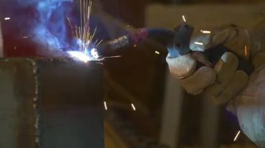Kaynak metal kaynak Makinası. Sıçramış, eldiven erime metal demir inşaat iş