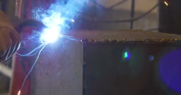 Saldatura saldatrice metallo. Spruzzi, guanti da lavoro fondono la costruzione in ferro metallico — Video Stock