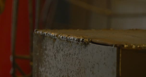 Saldatura saldatrice metallo. Spruzzi, guanti da lavoro fondono la costruzione in ferro metallico — Video Stock