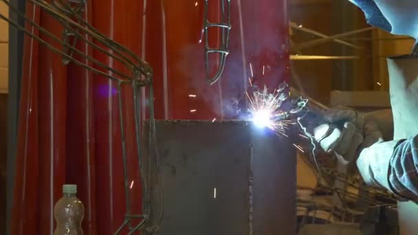 Schweißgerät für Metallschweißen. Spritzer, Arbeitshandschuhe schmelzen Metalleisenkonstruktion — Stockvideo