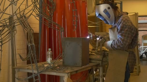 Kaynak metal kaynak Makinası. Sıçramış, eldiven erime metal demir inşaat iş — Stok video