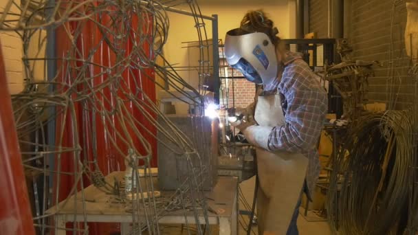 Svetsning metal svetsmaskin. Sprut, arbeta handskar smälta metall järn konstruktion — Stockvideo