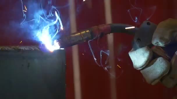 Svetsning metal svetsmaskin. Sprut, arbeta handskar smälta metall järn konstruktion — Stockvideo