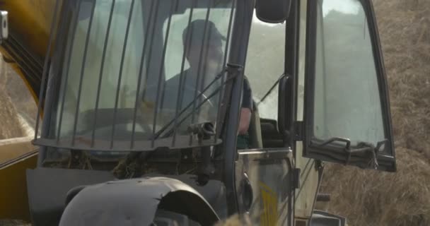 Driver di trattore giallo, primo piano, tornitura, caricatore — Video Stock
