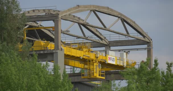 Schmelzende Konstruktionen von Getreideaufzug, gelber Aufzug, durch die Bäume — Stockvideo