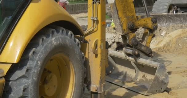 Excavación y puesta a tierra de la zanja por excavadora en la calle Sity — Vídeos de Stock