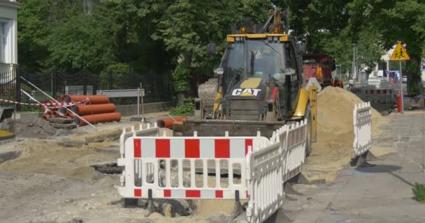 Kopanie i uziemienie rowu przez koparki na ulicy Sity — Wideo stockowe