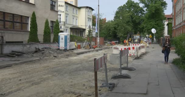 Копание и заземление траншеи экскаватором на Sity Street — стоковое видео